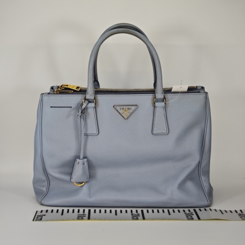 PRADA 单肩包，内部褪色和污渍（S)