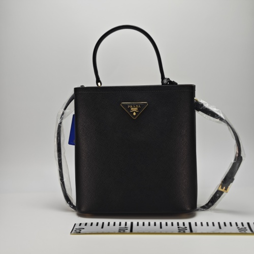 PRADA 包，包体外部轻微使用痕迹(S)
